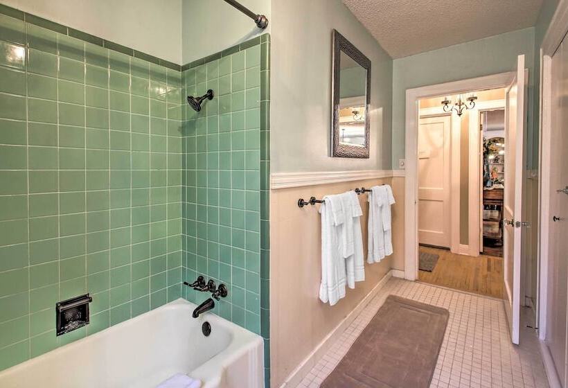 Hot Springs Home: Walk To Oaklawn!