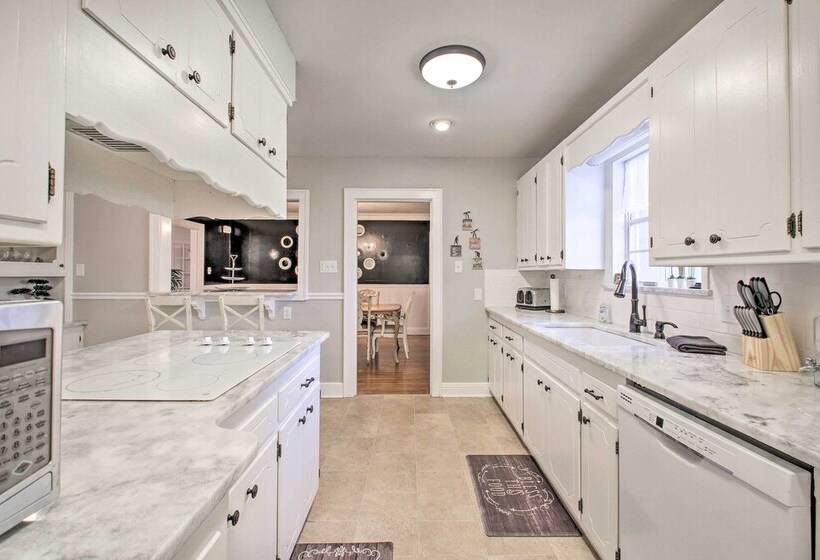 Hot Springs Home: Walk To Oaklawn!