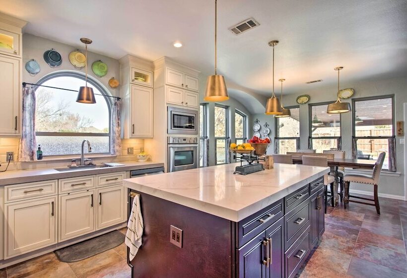 Luxe & Large Flower Mound Home On 1 Acre W/ Pond!