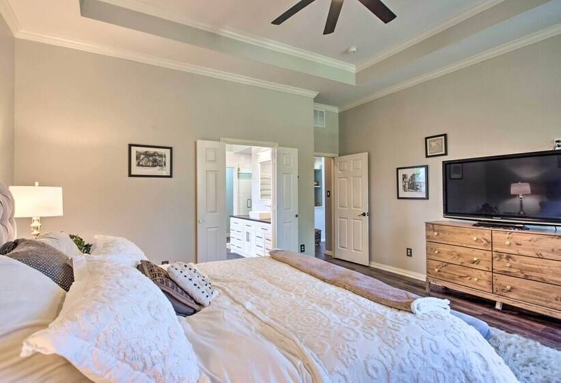 Luxe & Large Flower Mound Home On 1 Acre W/ Pond!