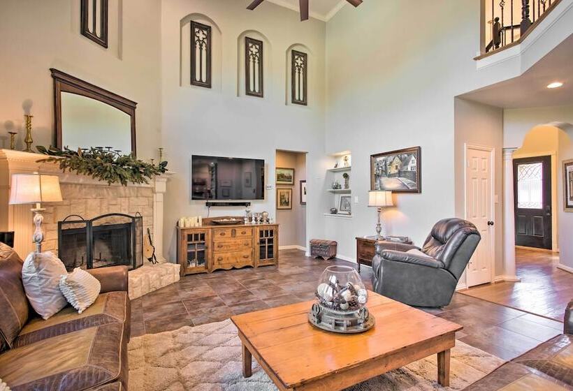 Luxe & Large Flower Mound Home On 1 Acre W/ Pond!