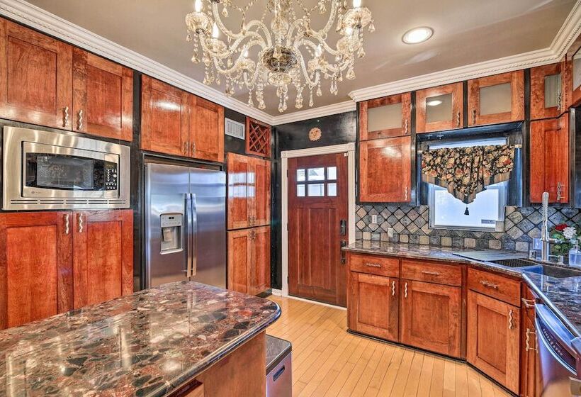 Spacious Houston Home W/ Deck ~ 2 Mi To Downtown!