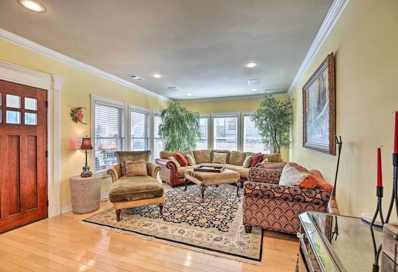 Spacious Houston Home W/ Deck ~ 2 Mi To Downtown!