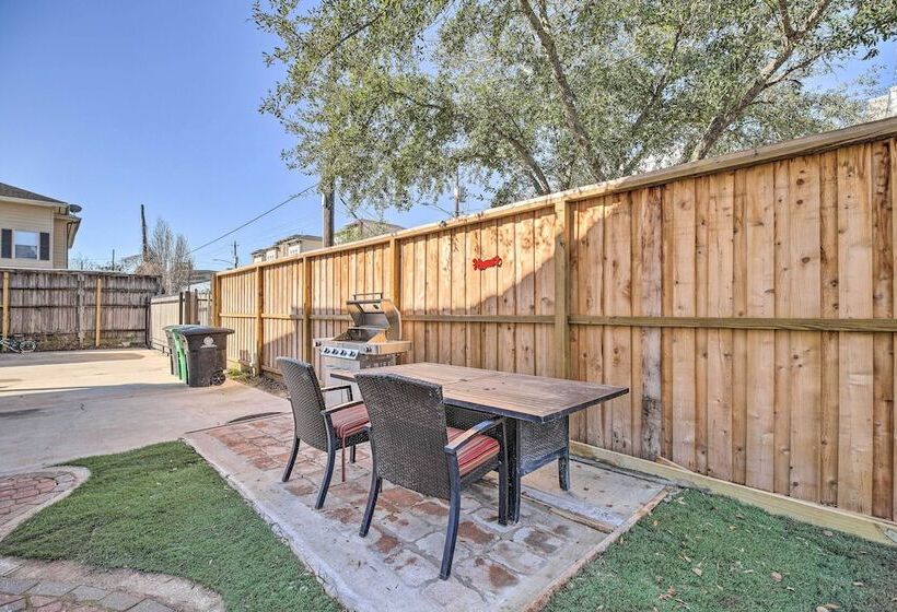 Spacious Houston Home W/ Deck ~ 2 Mi To Downtown!