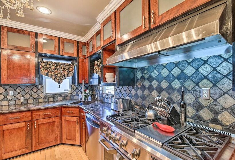 Spacious Houston Home W/ Deck ~ 2 Mi To Downtown!