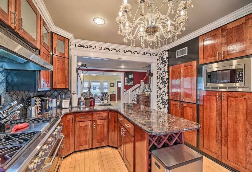 Spacious Houston Home W/ Deck ~ 2 Mi To Downtown!