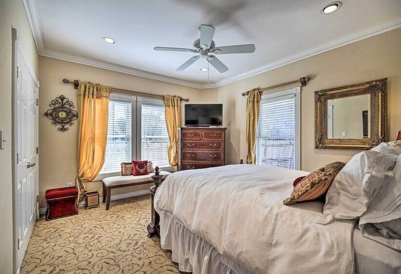 Spacious Houston Home W/ Deck ~ 2 Mi To Downtown!