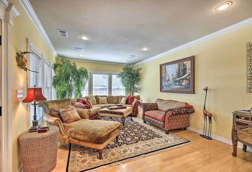 Spacious Houston Home W/ Deck ~ 2 Mi To Downtown!