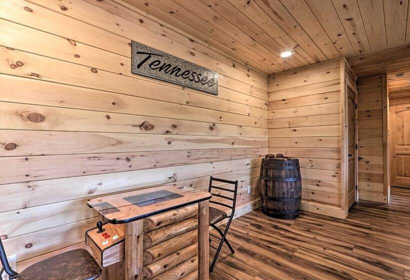 Spacious Mountain Retreat W/ Hot Tub + Views!