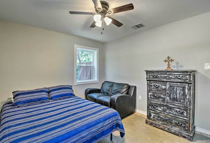 Spacious Palo Pinto Home: Private Dock & Pool