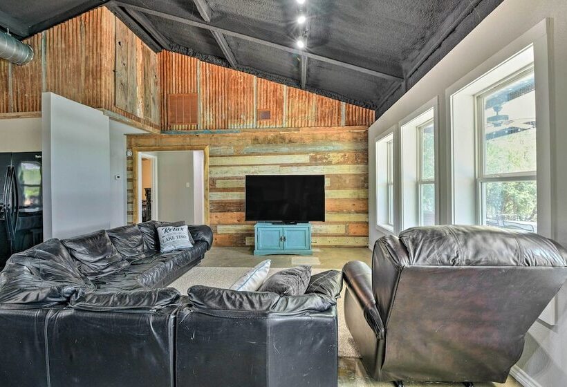 Spacious Palo Pinto Home: Private Dock & Pool