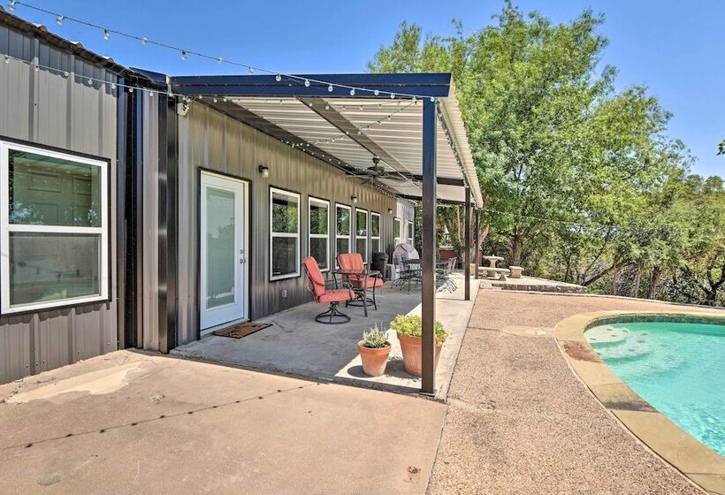Spacious Palo Pinto Home: Private Dock & Pool
