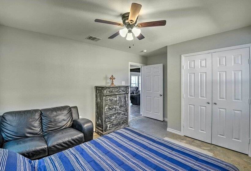 Spacious Palo Pinto Home: Private Dock & Pool