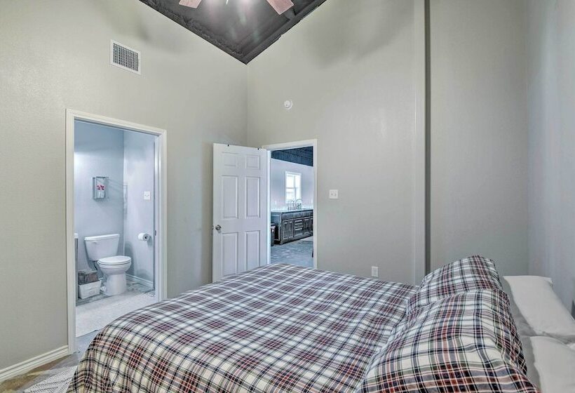 Spacious Palo Pinto Home: Private Dock & Pool