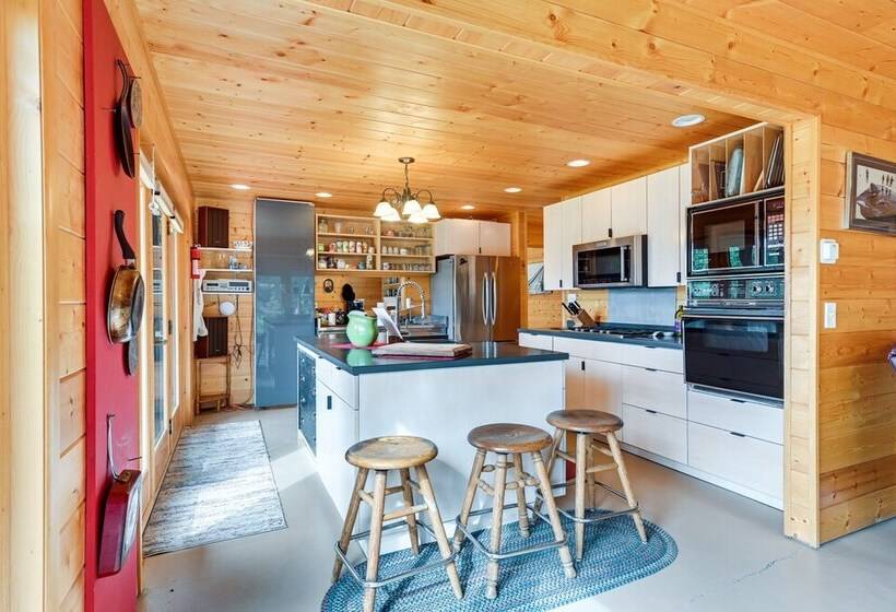 Spacious Soldotna Home W/ Mackey Lake Views!