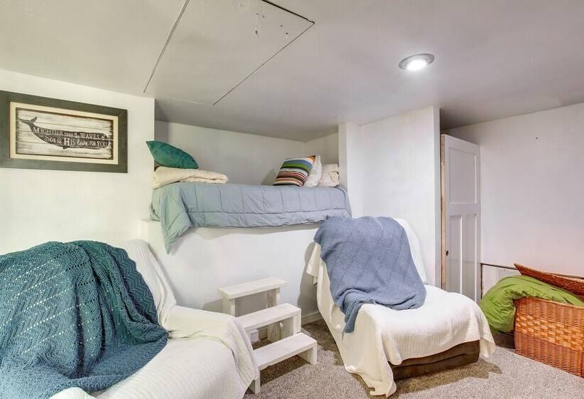 Spacious Waterfront Retreat Near Uw Green Bay