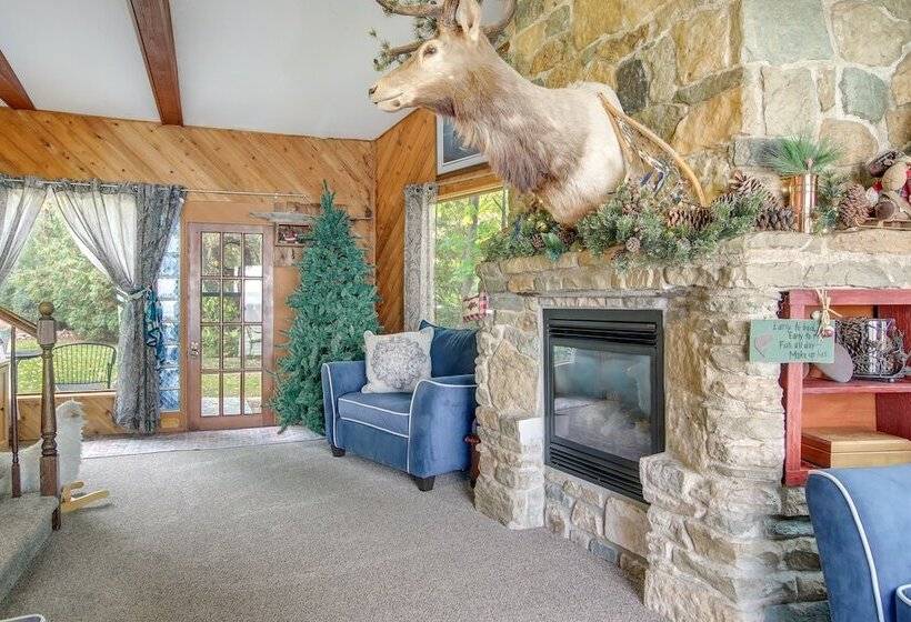 Spacious Waterfront Retreat Near Uw Green Bay