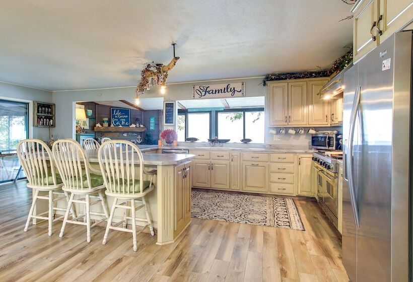 Spacious Waterfront Retreat Near Uw Green Bay