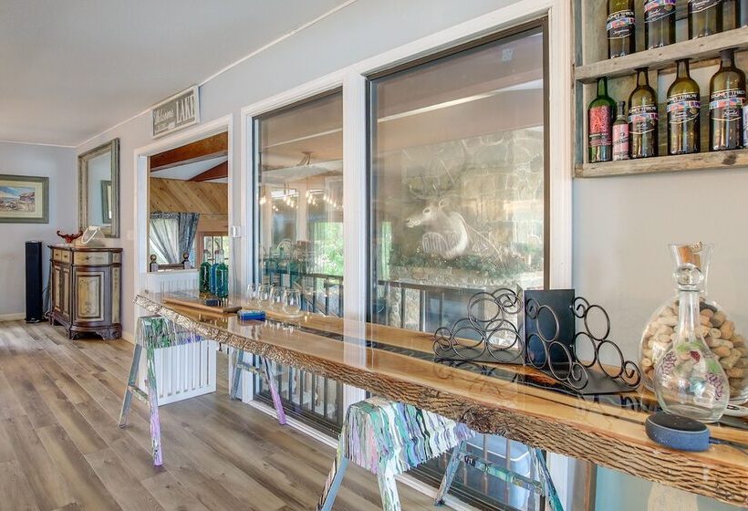 Spacious Waterfront Retreat Near Uw Green Bay