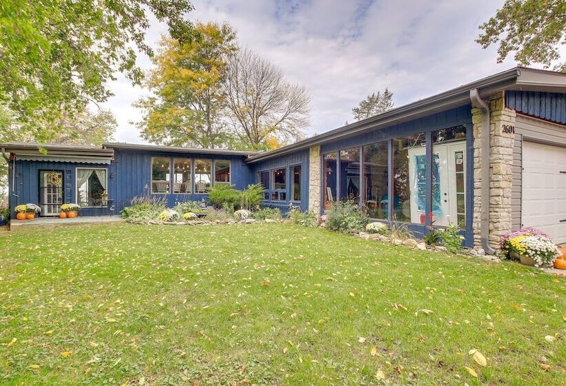 Spacious Waterfront Retreat Near Uw Green Bay