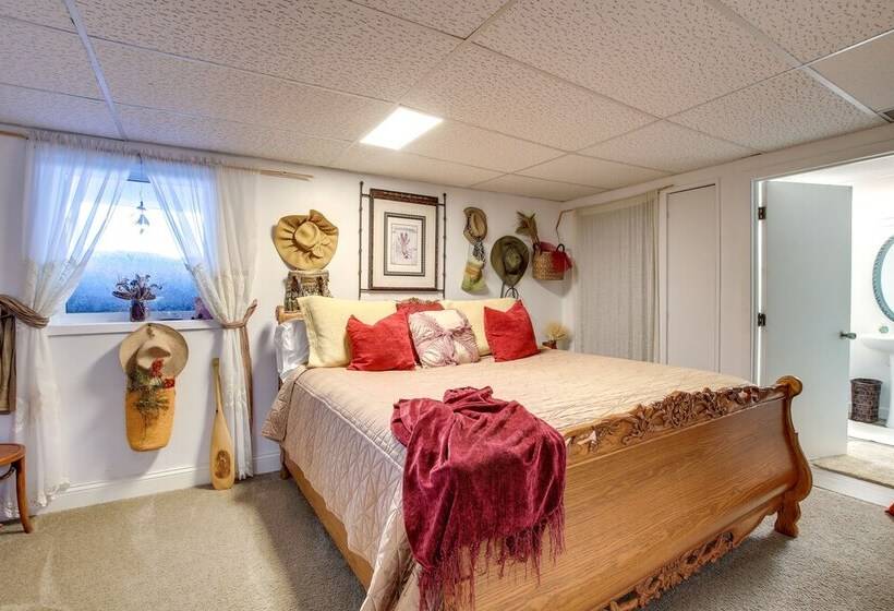 Spacious Waterfront Retreat Near Uw Green Bay