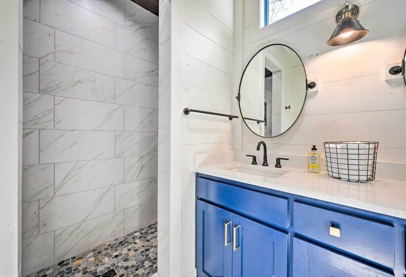 Private Hot Tub, Outdoor Fireplace: Broken Bow Gem