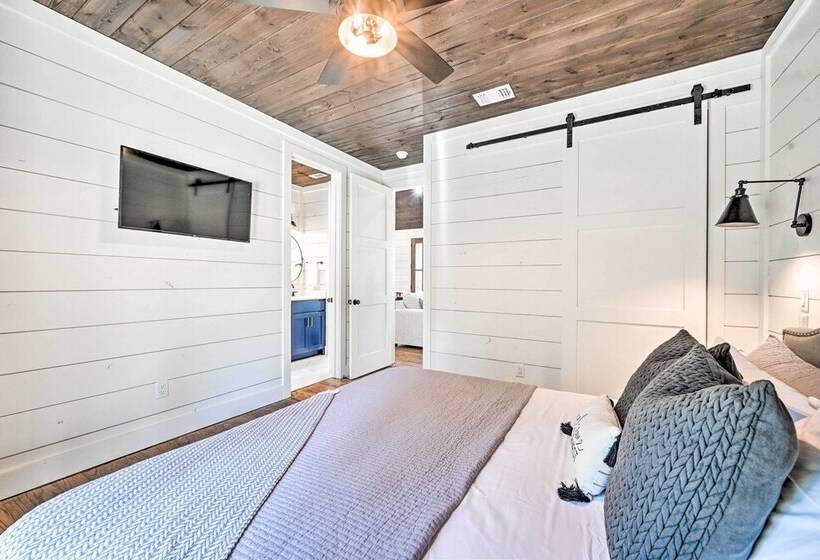 Private Hot Tub, Outdoor Fireplace: Broken Bow Gem