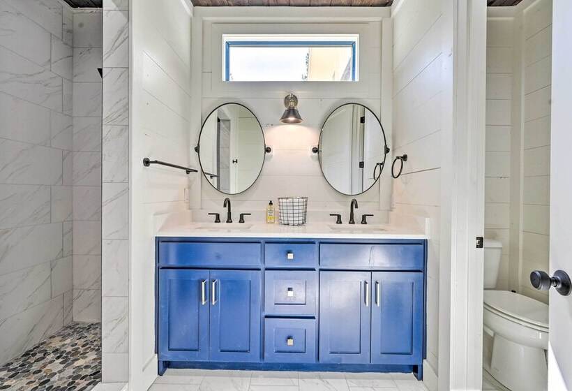 Private Hot Tub, Outdoor Fireplace: Broken Bow Gem