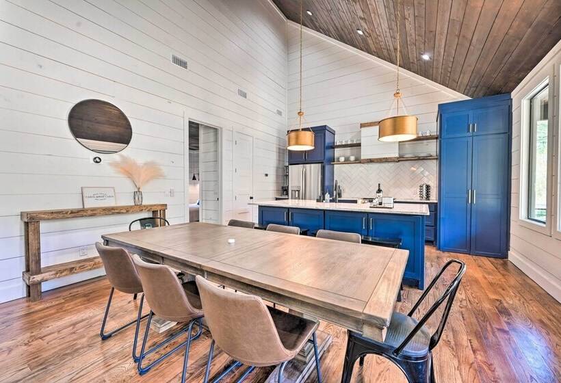 Private Hot Tub, Outdoor Fireplace: Broken Bow Gem