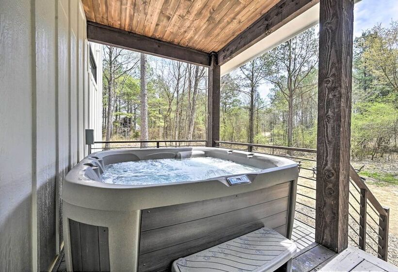 Private Hot Tub, Outdoor Fireplace: Broken Bow Gem