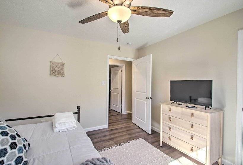 Stunning New Market Home W/ Mtn Views & Hot Tub!