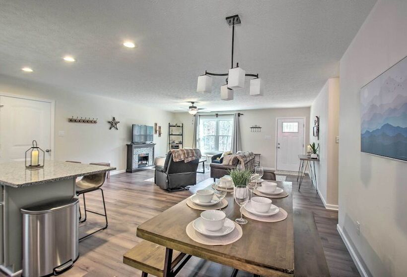 Stunning New Market Home W/ Mtn Views & Hot Tub!