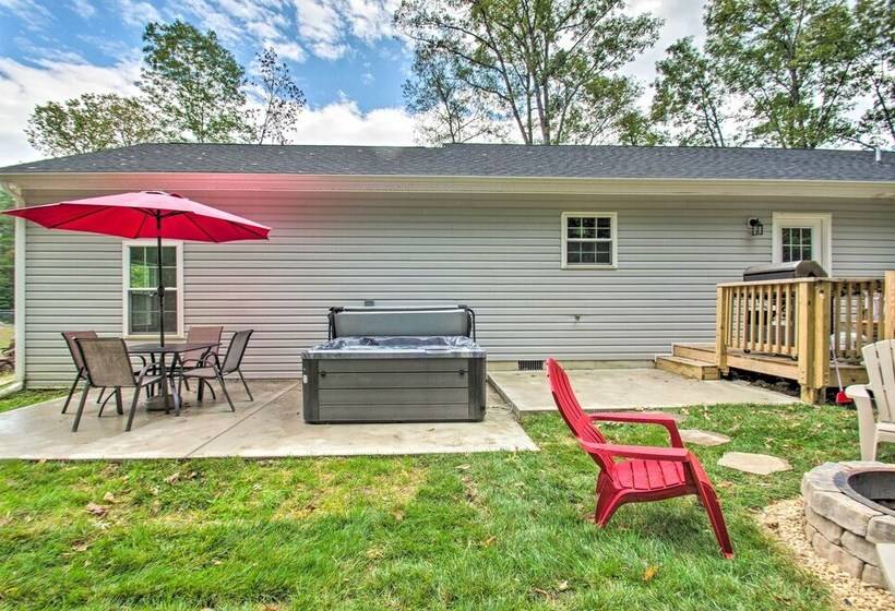 Stunning New Market Home W/ Mtn Views & Hot Tub!