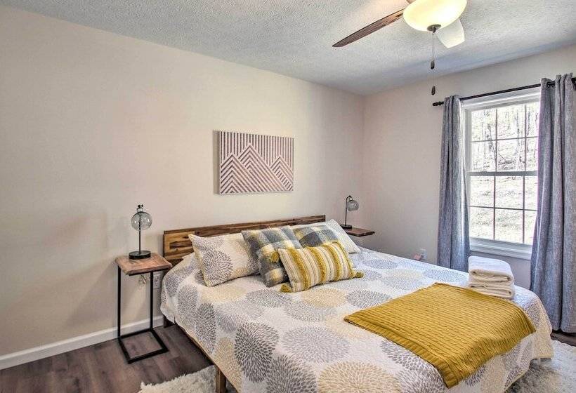 Stunning New Market Home W/ Mtn Views & Hot Tub!