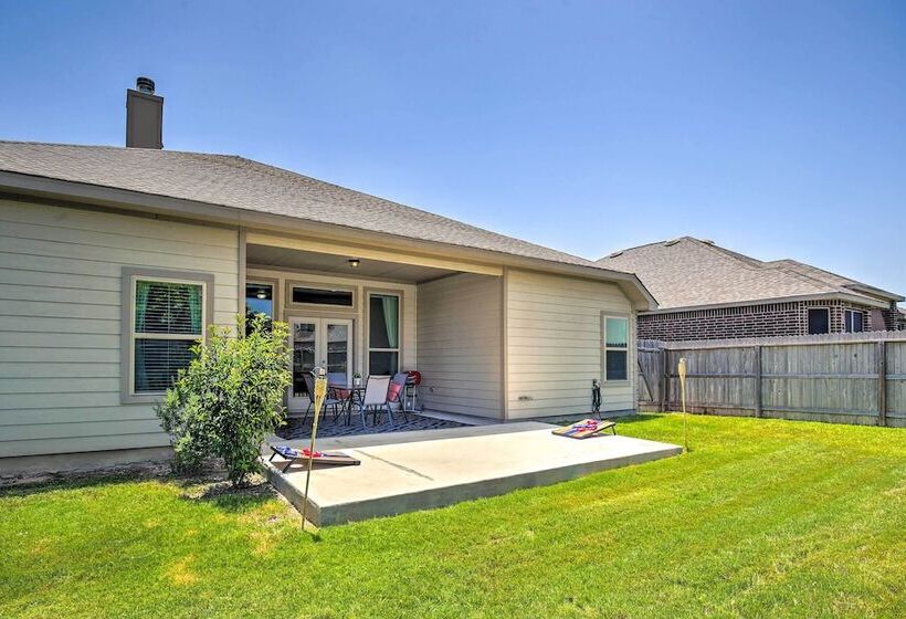 Suburban San Antonio Home: Patio & Pool Access!