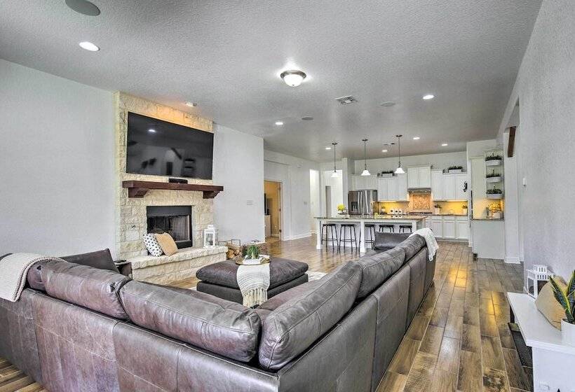 Suburban San Antonio Home: Patio & Pool Access!