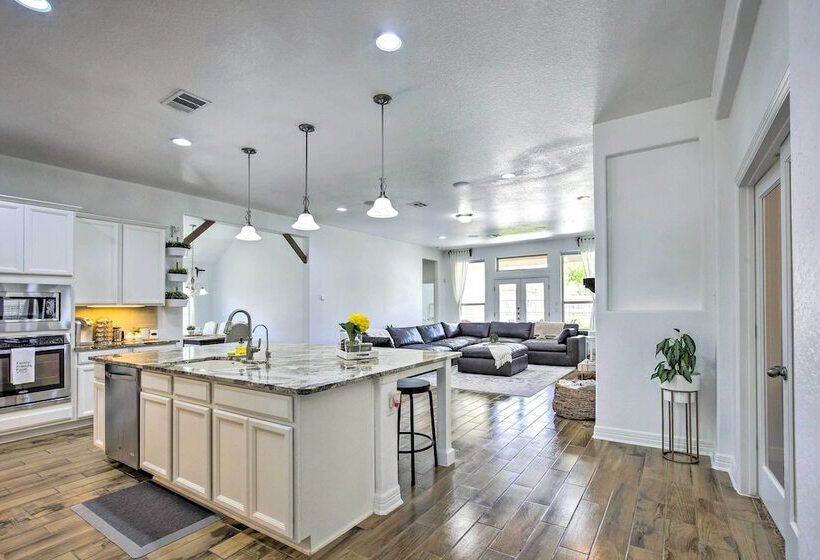 Suburban San Antonio Home: Patio & Pool Access!