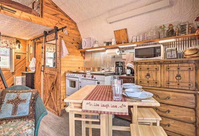 Sundance Cabin Tiny Home Near Mt Rushmore!