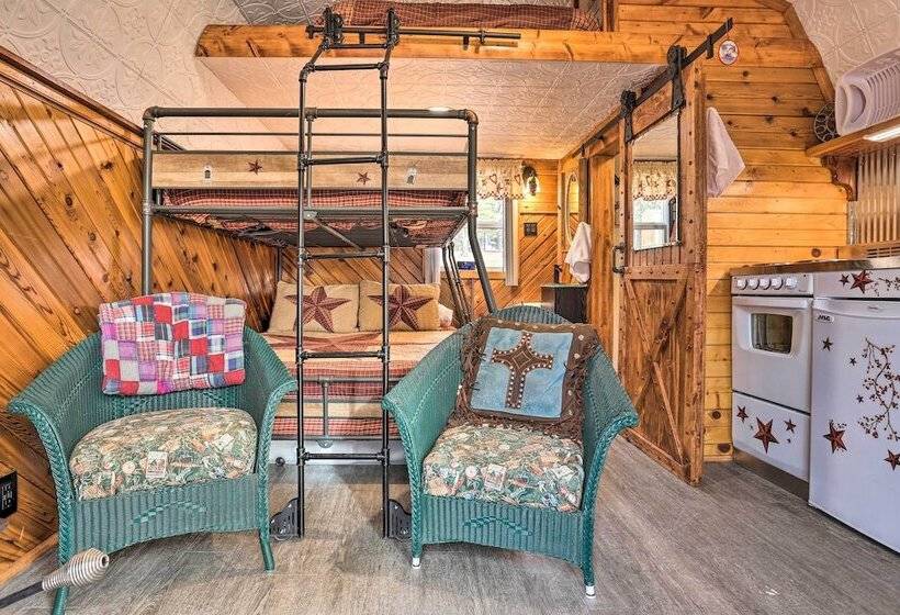 Sundance Cabin Tiny Home Near Mt Rushmore!