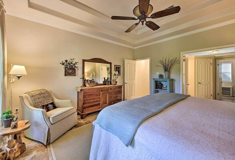 Sunny Seguin Retreat W/ Canoes On Guadalupe River!