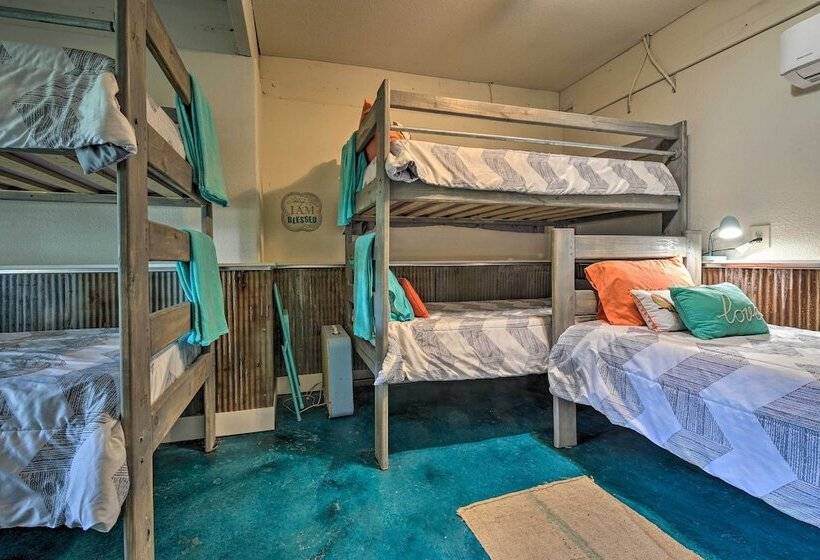 Sunny Seguin Retreat W/ Canoes On Guadalupe River!