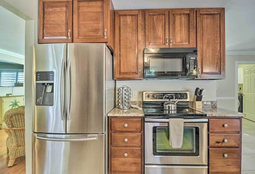 Sunny Seminole Gem With Screened Lanai & Pool!