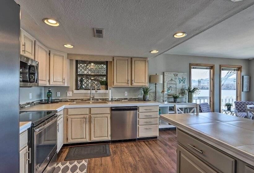 Sunrise Beach Retreat On Lake Of The Ozarks!