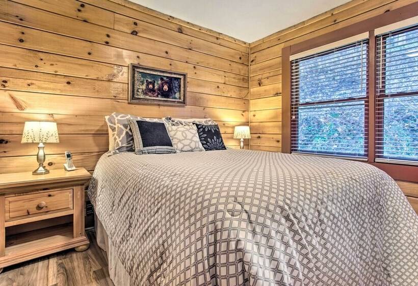 Turkey Creek Cove Clyde Cabin W/ Mtn Views!