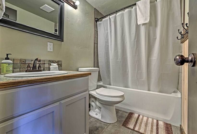 Donnelly Cabin W/ Fire Pit: 5 Mi To Boat & Ski!