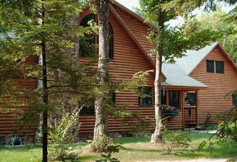 Upscale Fryeburg Cabin: Hot Tub + Billiards Table!