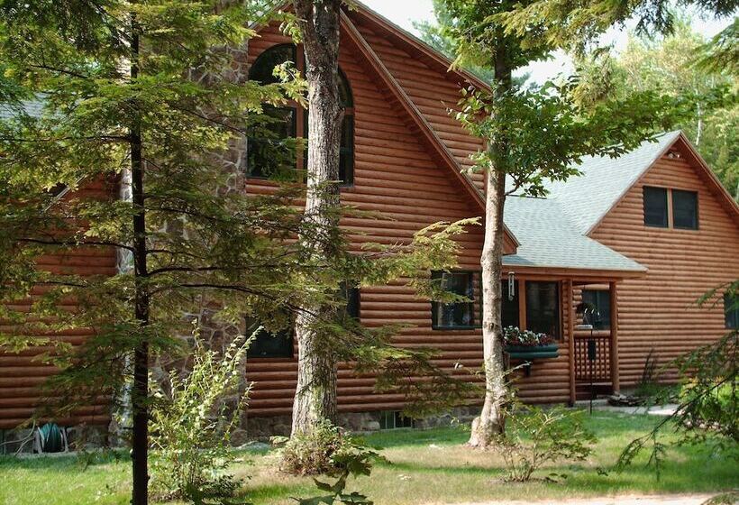 Upscale Fryeburg Cabin: Hot Tub + Billiards Table!