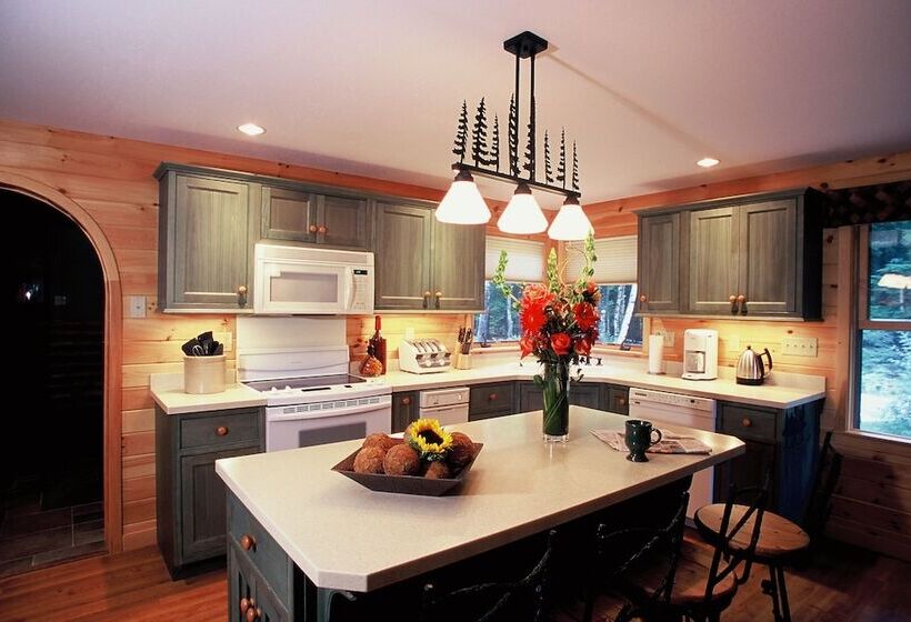 Upscale Fryeburg Cabin: Hot Tub + Billiards Table!