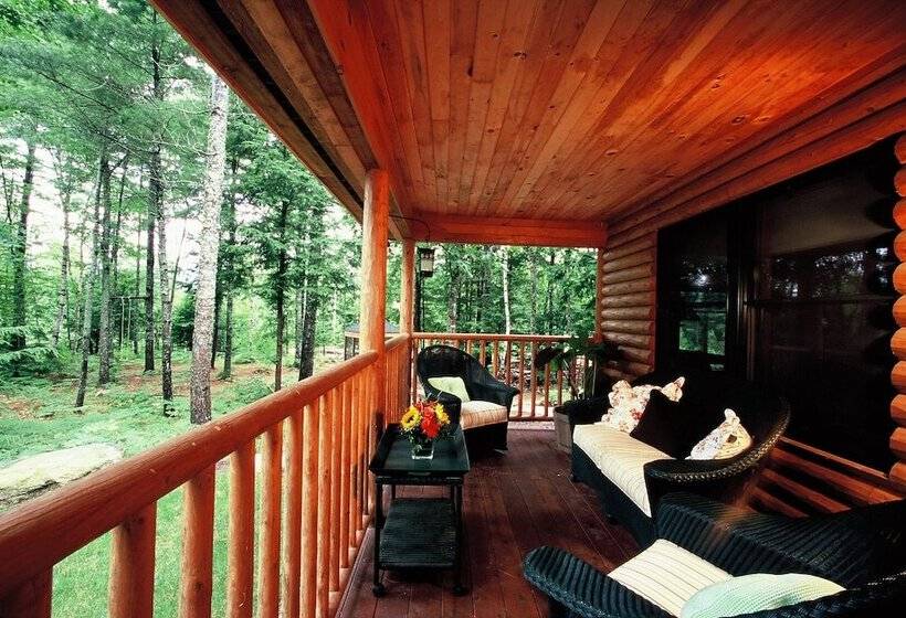 Upscale Fryeburg Cabin: Hot Tub + Billiards Table!