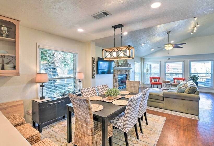 Jamaica Beach Waterfront Getaway: Kayaks & Dock!